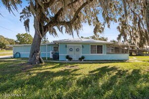 single story home featuring a front lawn