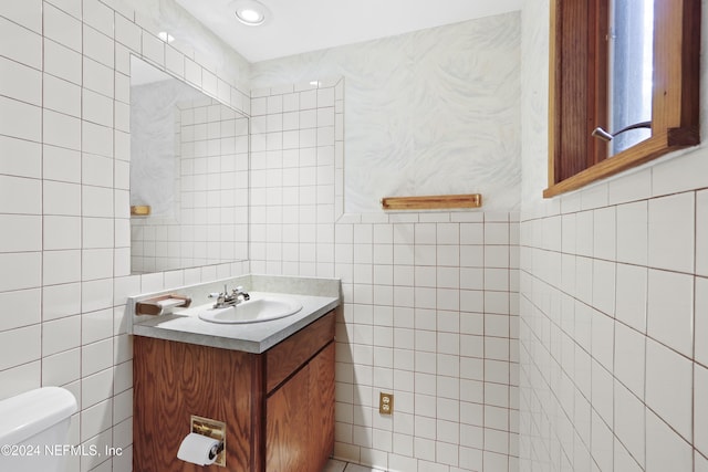 7816 Whispering Pines Ln, Glen St Mary, FL 32040 - bathroom featuring tile walls, vanity, toilet, and recessed lighting