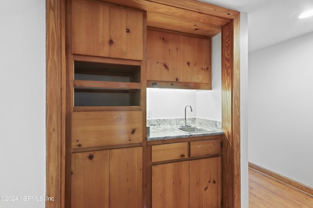 7816 Whispering Pines Ln, Glen St Mary, FL 32040 - indoor wet bar featuring light wood finished floors and baseboards