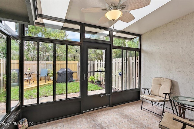 sunroom with ceiling fan