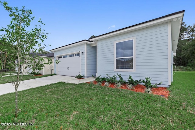 view of front of home featuring a garage and a front yard