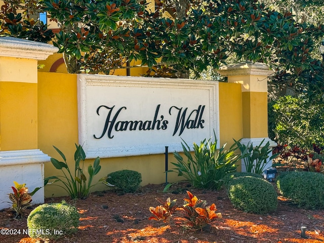 view of community / neighborhood sign