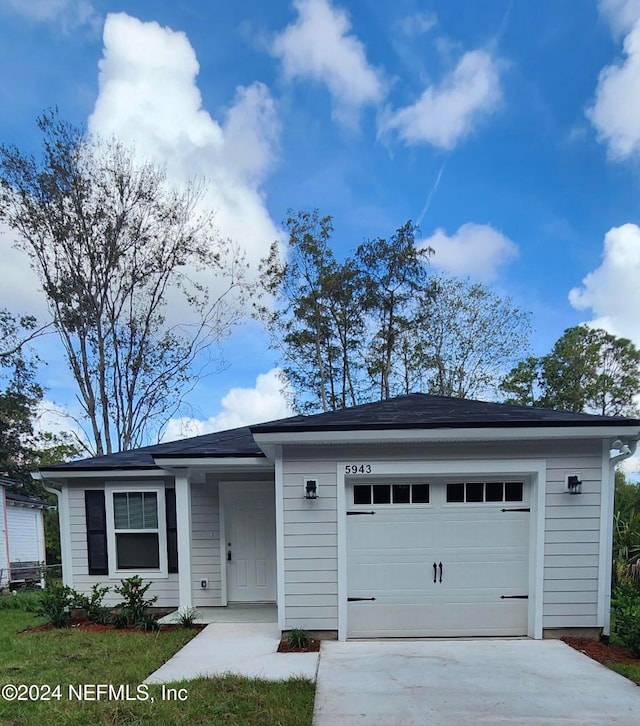 view of front facade featuring a garage