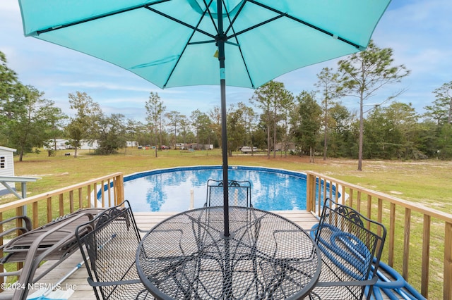 view of swimming pool featuring a yard