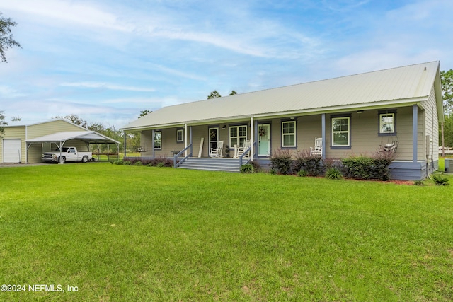 view of front of home featuring a front lawn and a carport