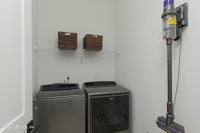 washroom featuring washing machine and clothes dryer