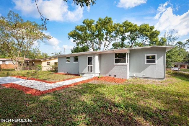 view of front of house featuring a front lawn