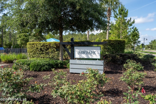 view of community / neighborhood sign