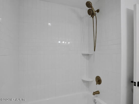 room details with tiled shower / bath