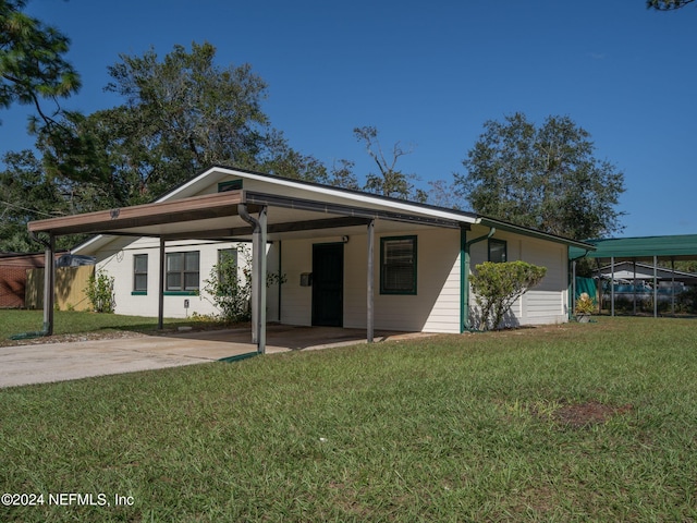 view of front of home featuring a front lawn