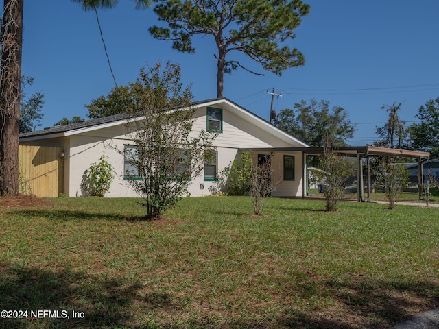 view of front of home featuring a front yard