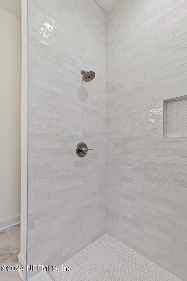 bathroom featuring a tile shower