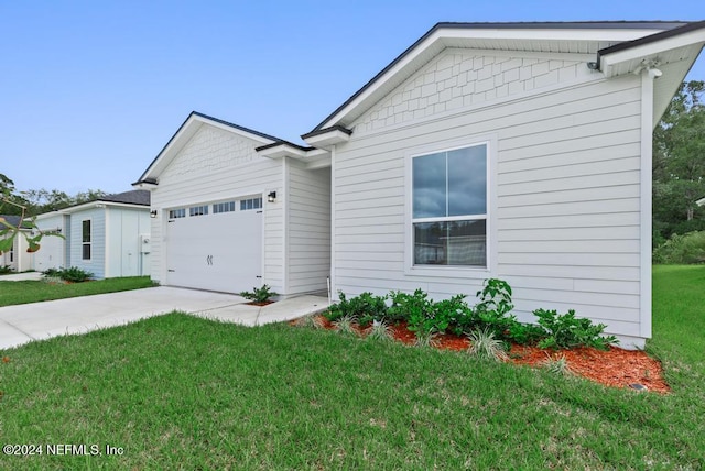 view of front facade featuring a garage and a front yard