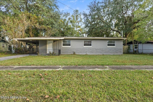 view of front facade featuring a carport and a front lawn