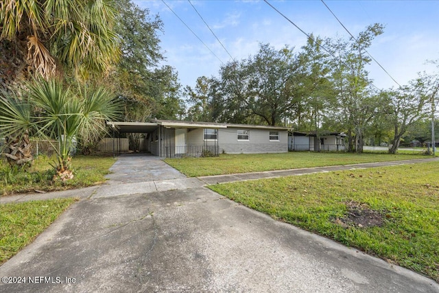 view of front of house featuring a front lawn and a carport