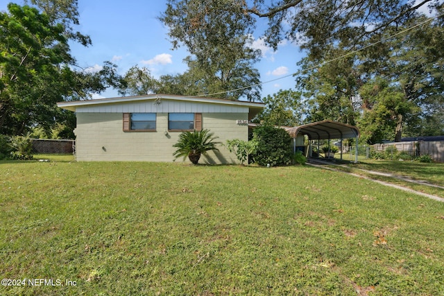 view of front of house featuring a carport and a front yard