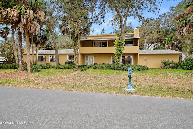 view of front of home featuring a front lawn