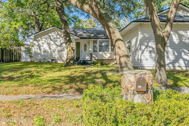 single story home with a front yard