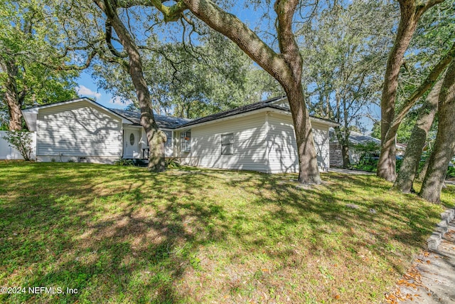 ranch-style house featuring a front yard