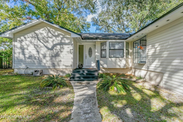 view of front of property with a front yard