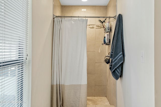 bathroom featuring curtained shower