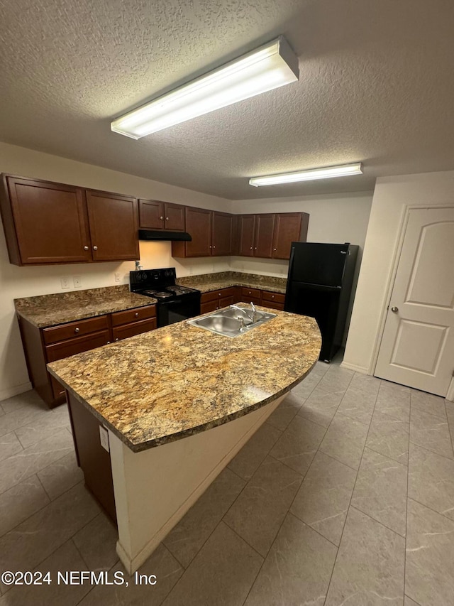 kitchen featuring a kitchen island with sink, black appliances, a textured ceiling, and sink