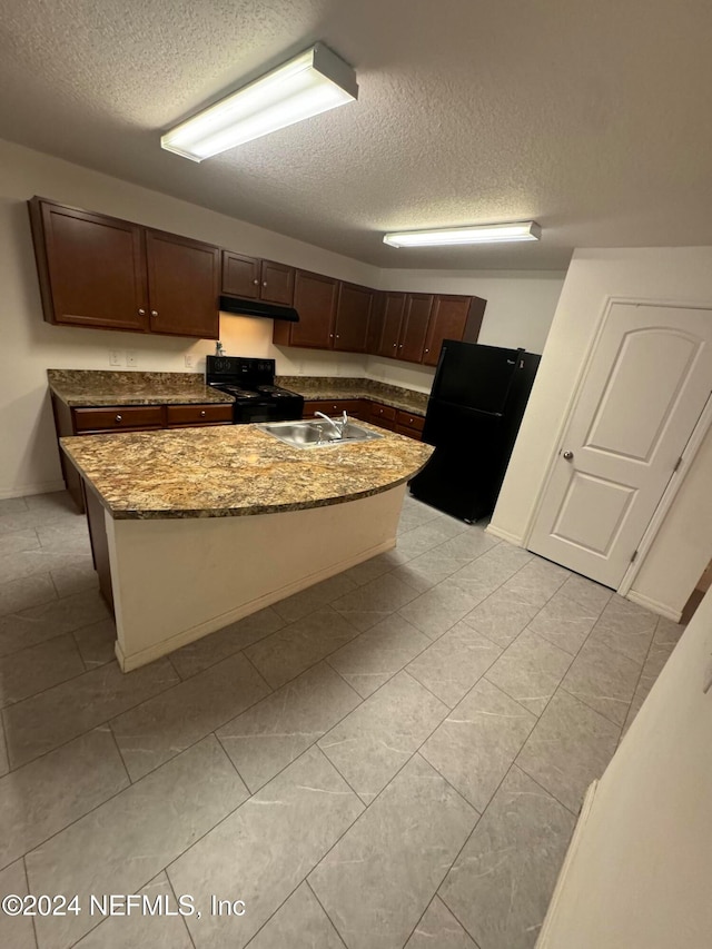 kitchen featuring dark brown cabinets, a textured ceiling, sink, and black appliances