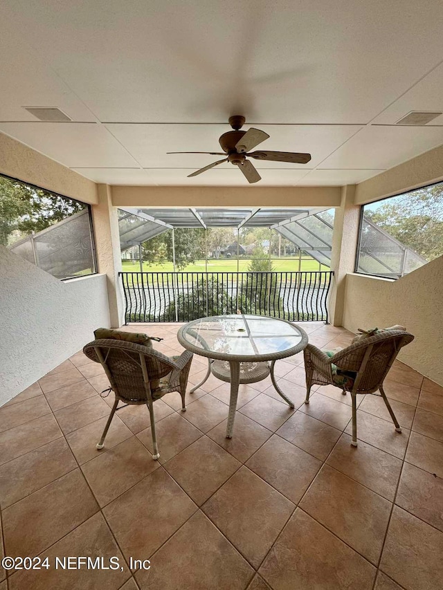 sunroom with ceiling fan