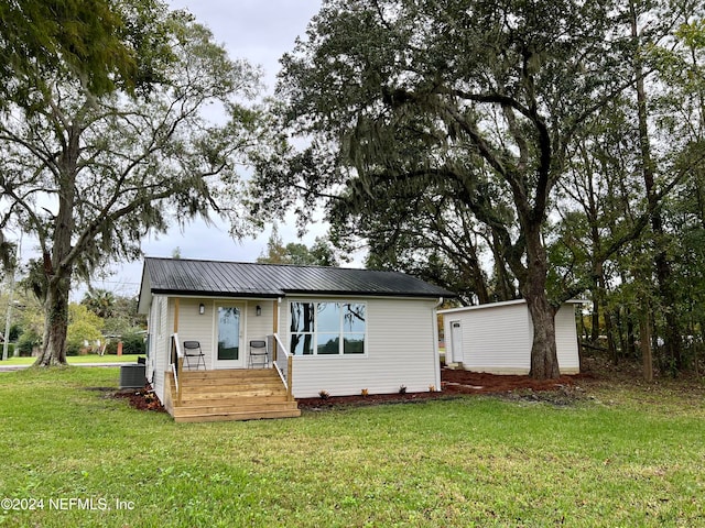 view of front of property featuring a front lawn