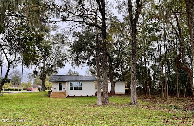 view of front of property featuring a front yard