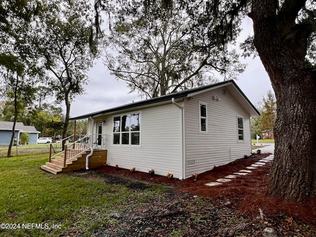 view of side of property featuring a yard