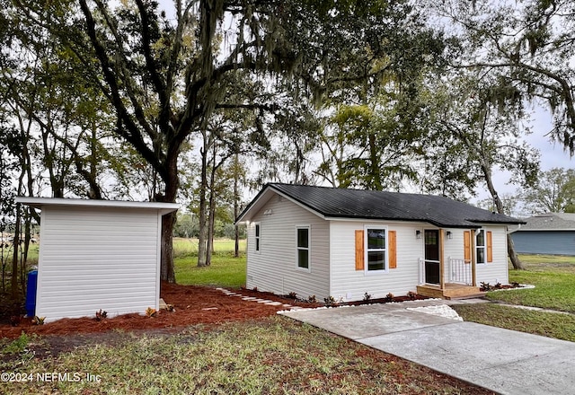 ranch-style home with a front yard