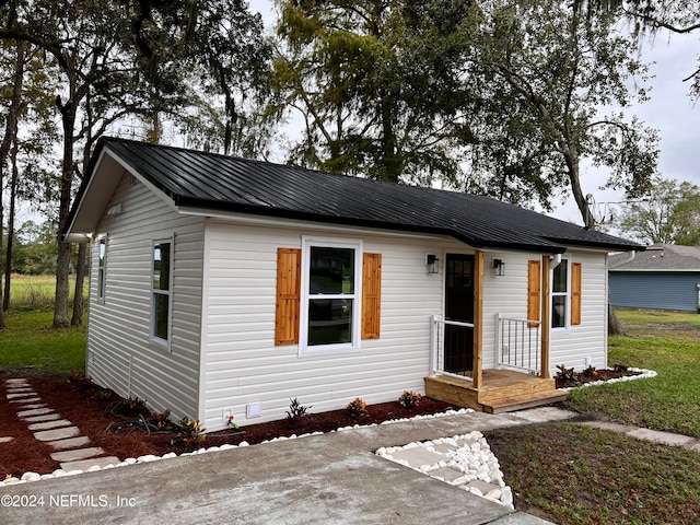 view of front facade with a front yard