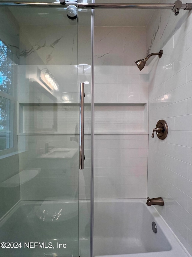 bathroom with tiled shower / bath combo