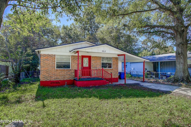 view of front of home featuring a carport and a front yard