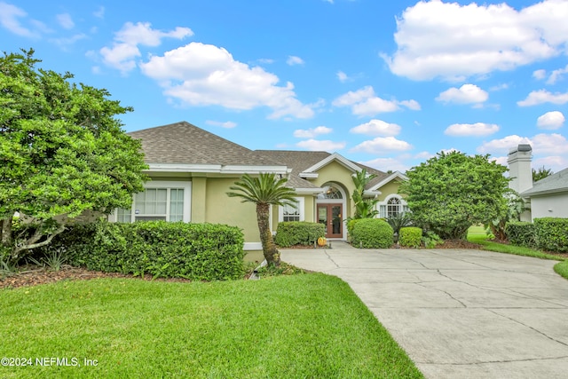 view of front of property featuring a front lawn