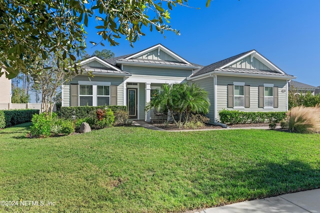 view of front of property featuring a front yard