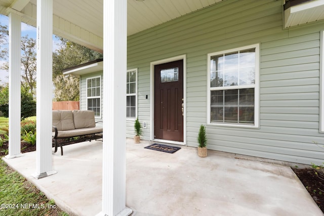 entrance to property featuring covered porch