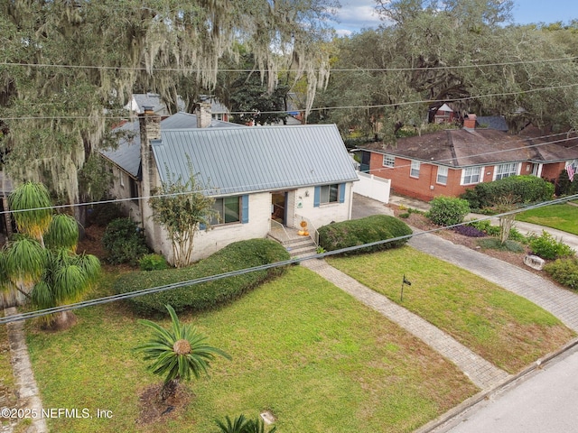 view of front facade with a front yard