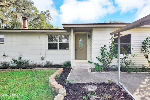 property entrance featuring a yard