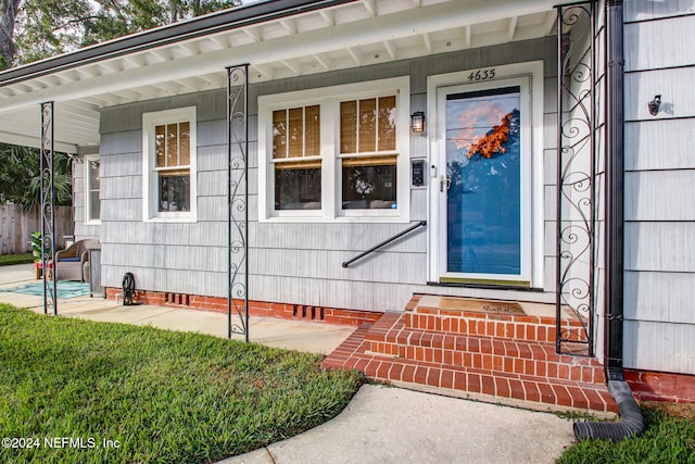 property entrance with covered porch