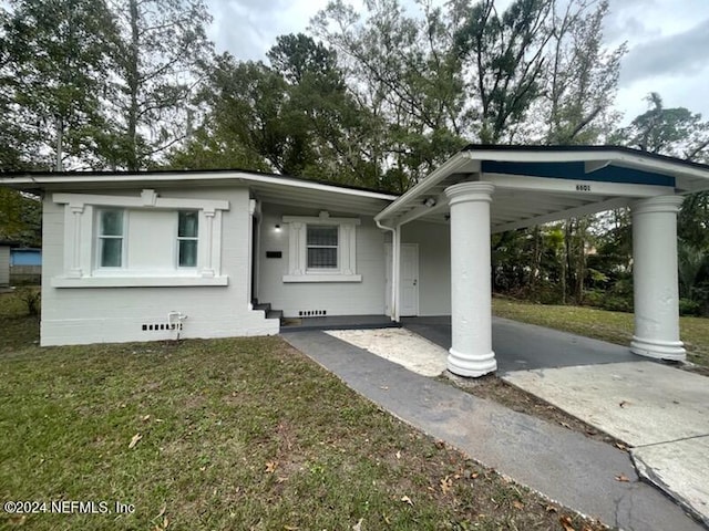 view of front of house featuring a front lawn