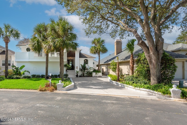 view of front of home featuring a front lawn