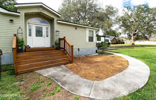 property entrance featuring a yard