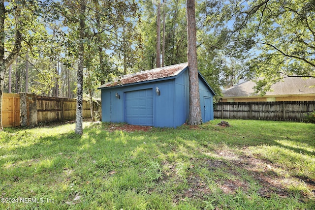 view of yard with an outbuilding