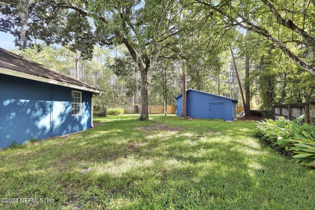 view of yard featuring a storage shed