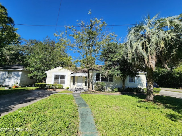 ranch-style house with a front yard