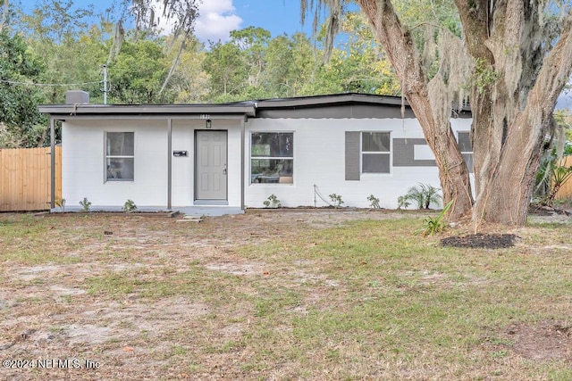 single story home with a front lawn