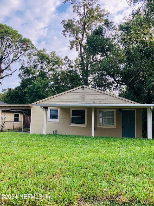 view of front of home featuring a front lawn