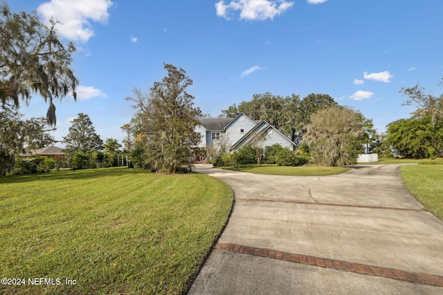 view of front of home featuring a front lawn